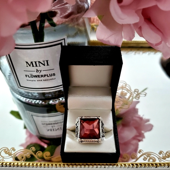 Jewelry - 🍷Gorgeous red wine glass stone ring